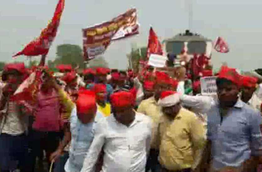 Protest सुहागनगरी में गंगा पुत्रों ने उठाया ऐसा कदम कि सहम गया रेल प्रशासन