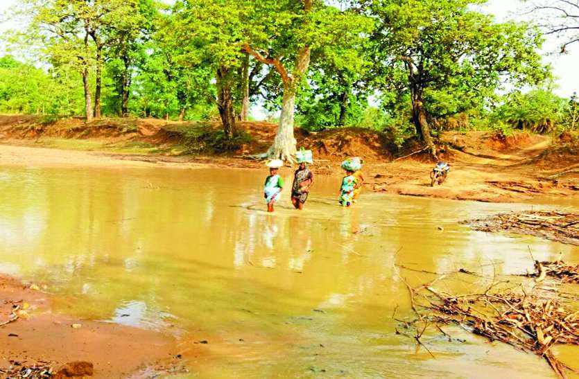 bridge हल्की बारिश में ही गिर पड़ा ग्रामीणों का सहारा, शासन नहीं कर रहा कोई मदद