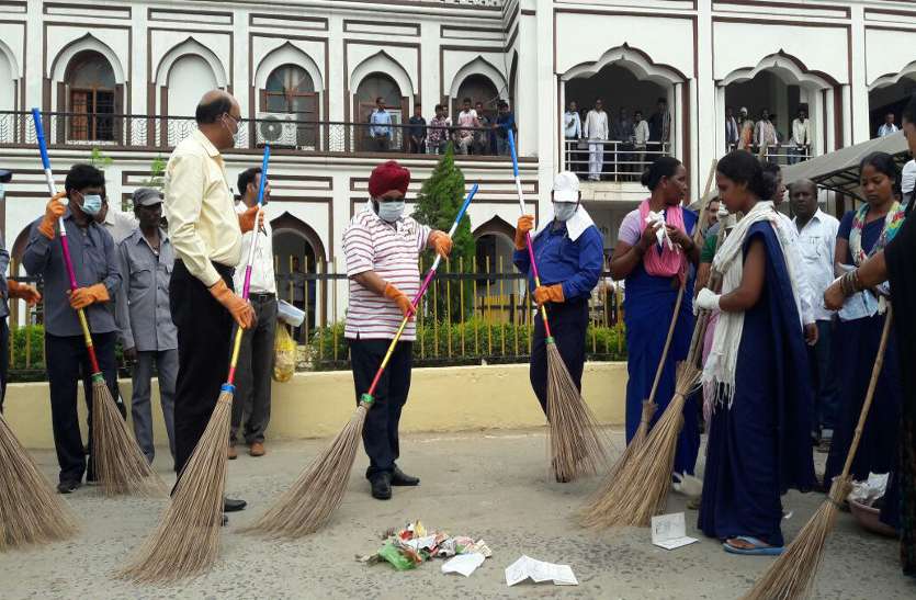 GM and DRM broom रेलवे जीएम-डीआरएम ने स्टेशन में लगाई झाड़ू, फिर ट्रेन हादसे को लेकर कही ये बात