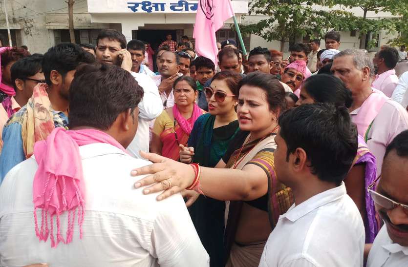 CG Political News : महंगाई समेत कई मुद्दों को लेकर जोगी कांग्रेसियों ने रैली निकाल कर किया प्रदर्शन CG Political News : महंगाई समेत कई मुद्दों को लेकर जोगी कांग्रेसियों ने रैली निकाल कर किया प्रदर्शन