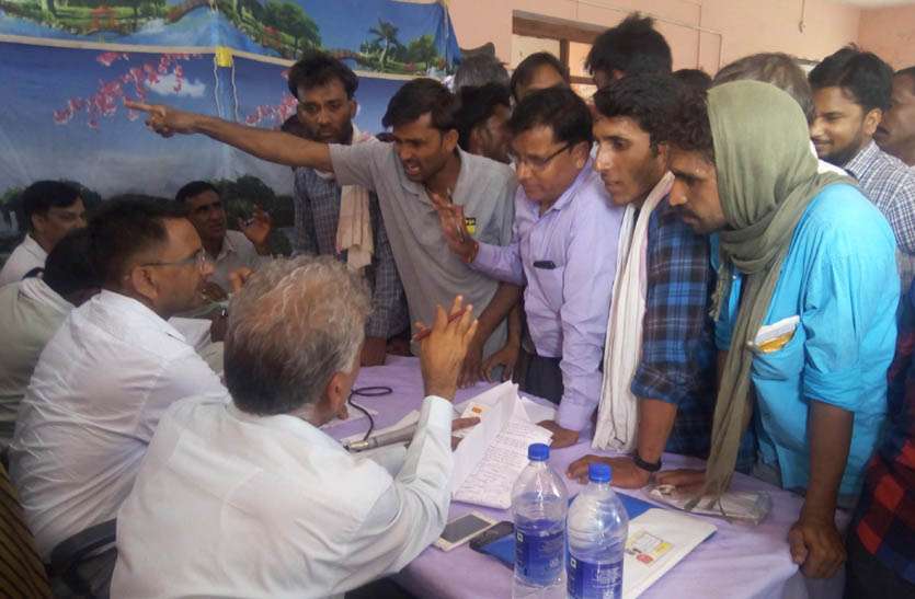 Ruckus हंगामे की भेंट चढ़ा राजस्व शिविर, ग्रामीणों ने अधिकारियों पर लगाया समस्याओं का निस्तारण नहीं करने का आरोप