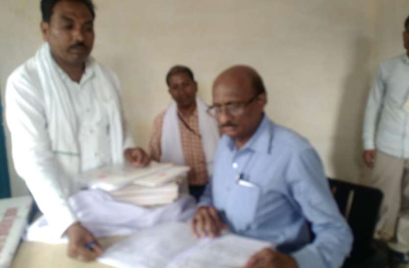 Patwaris carrying 40 percent of villages maps shabby पटवारियों के बस्ते में 40 फीसदी गांवों के नक्शे जर्जर, SLR की प्रारंभिक जांच में खुलासा, सेमरिया में मिले आठ गांवों के नक्शे