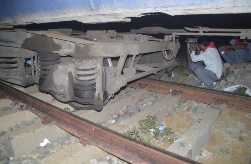 Train derailed on Rewa railway station रेलवे स्टेशन पर पटरी से उतरे कोच, जानिए कैसे बची यात्रियों की जान