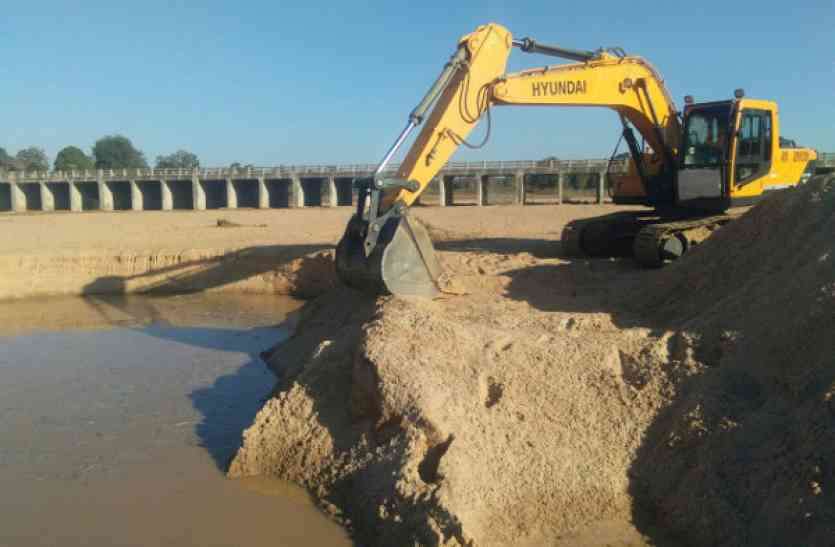 sand smuggling लगातार हो रहा है रेत का अवैध उत्खनन, दो जिले का बार्डर बना माफियाओं के लिए वरदान