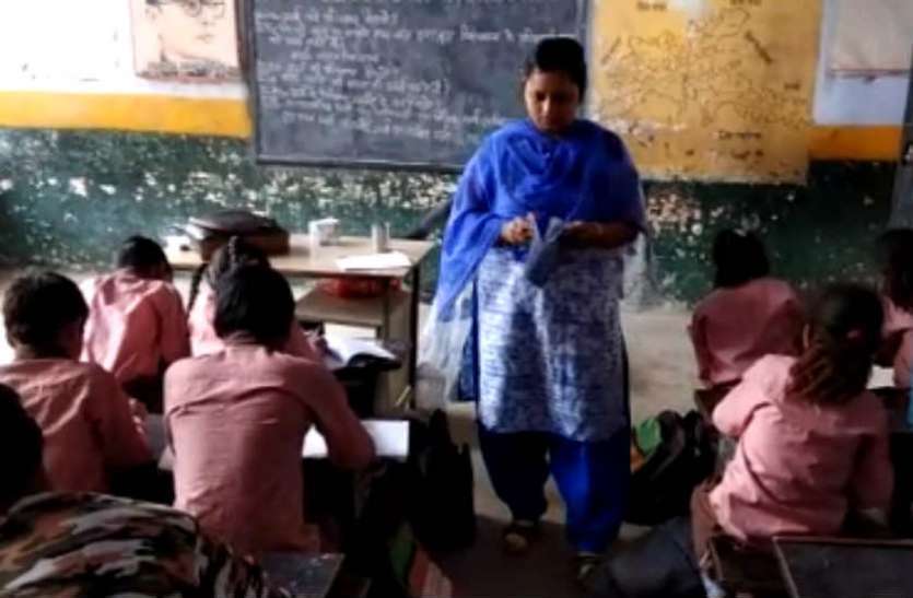 school योगीजी देखिए क्या ऐसे पढ़ेंगे और आगे बढ़ेंगे बच्चे, ऐसा है सरकारी स्कूलों का हाल