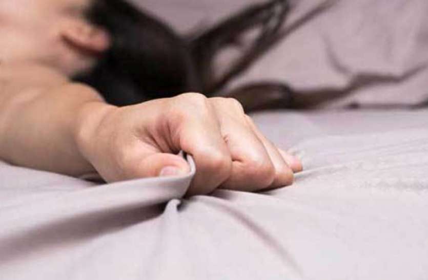 Wife with another man पति रहता था बाहर, तो पत्नी ने युवक के साथ बना लिए अवैध संबंध, पता चलने पर पति ने किया...