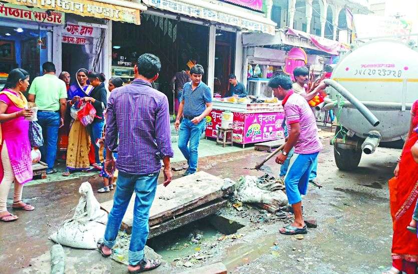 jhadoo band sikar झाडू बंद आन्दोलन : विधायक ने रसूख दिखाते हुए बेटे की दुकान के सामने कराई सफाई , जबकि पूरे शहर में जगह-जगह लगे कचरे के ढ़ेर