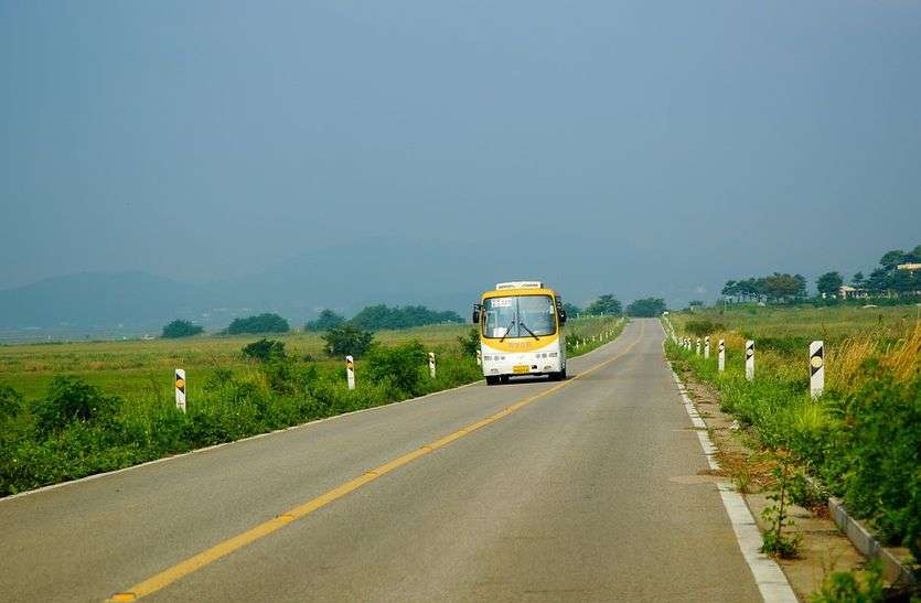bus इस गांव में बस चालक ने की ये गलती तो कट गए चालान