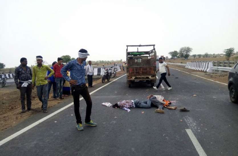 Trucks, bikes, accidents, deaths, drivers, fish spread, shivpuri news, shivpuri news in hindi, mp news ट्रक की टक्कर से बाइक सवार दो लोगों की मौत, सडक़ पर बिखरीं मछलियां...