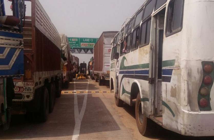 Toll plaza, overload vehicle, fines, puranakhhedi forelane, jam, police, shivpuri news, shivpuri news in hindi, mp news ओपनिंग होते ही टोल प्लाजा पर ओवरलोड वाहनों से वसूला दस गुना जुर्मान, हुआ विवाद