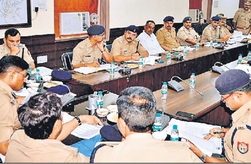 meerut एसएसपी के सामने पसीना-पसीना हो गए थानेदार, मिली यह चेतावनी