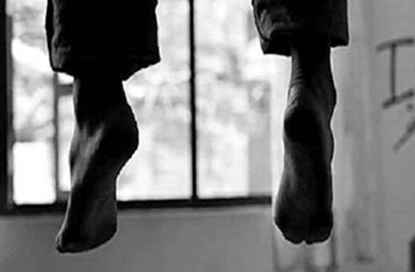 suicide खाना खा कर गया था सोने लेकिन सुबह फंदे पर झूलता देख उड़ गए सबके होश