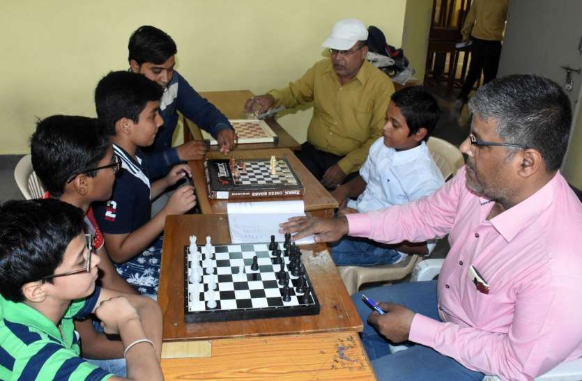 समर कैम्प-प्रतिभागी समझ रहे शतरंज के मोहरों की चाल समर कैम्प-प्रतिभागी समझ रहे शतरंज के मोहरों की चाल