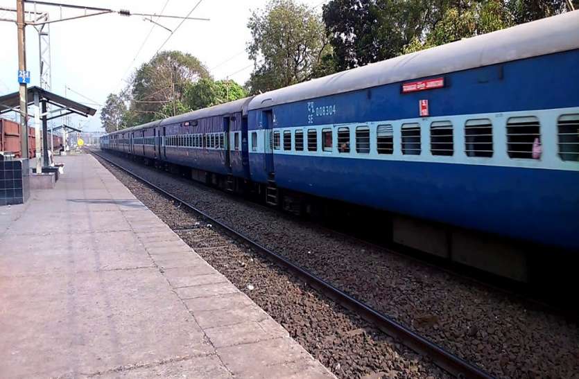 train ट्रेन हुई लेट, तो यात्रियों ने जमकर किया हंगामा, मचा हड़कंप