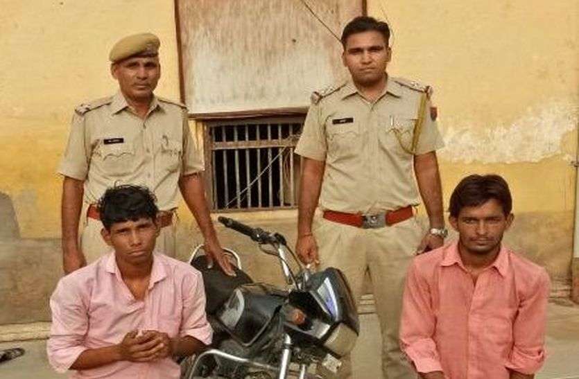 police caught bike thief in sikar also found bike इतने शातिर चोर तो आपने पहले नहीं देखें होंगे, चोरी का ऐसा अजीब तरीका देखकर तो पुलिस भी हैरान रह गई !