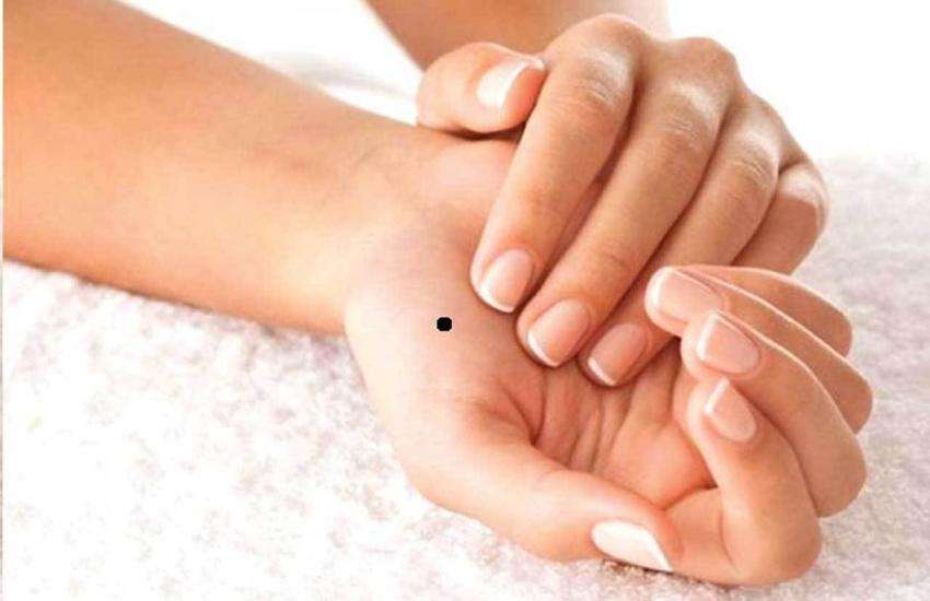 mole on right hand meaning