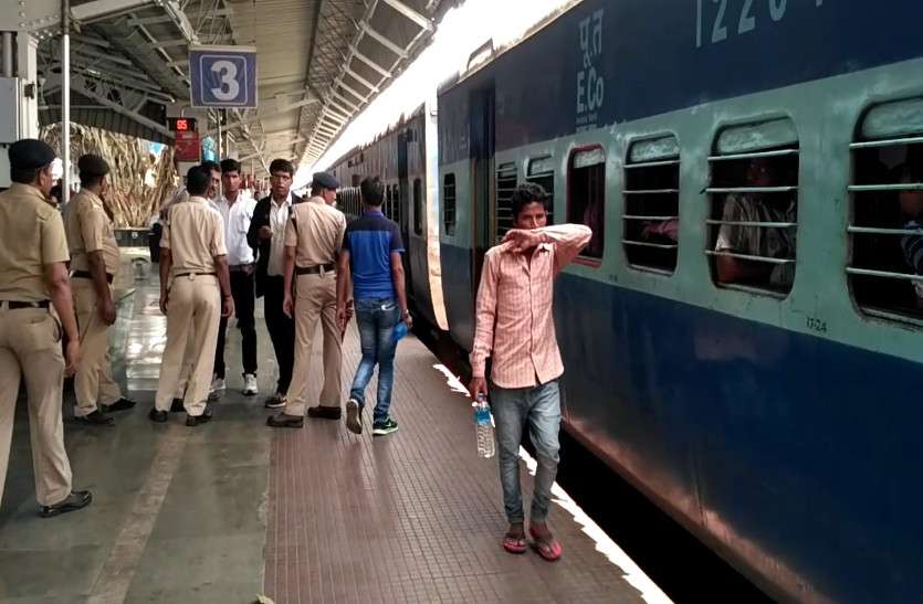 आरपीएफ व जीआरपी की संयुक्त कार्रवाई में कलिंग उत्कल एक्सप्रेस से प्लास्टिक के झोले में मिला ये अवैध सामान, पढि़ए खबर... आरपीएफ व जीआरपी की संयुक्त कार्रवाई में कलिंग उत्कल एक्सप्रेस से प्लास्टिक के झोले में मिला ये अवैध सामान, पढि़ए खबर...