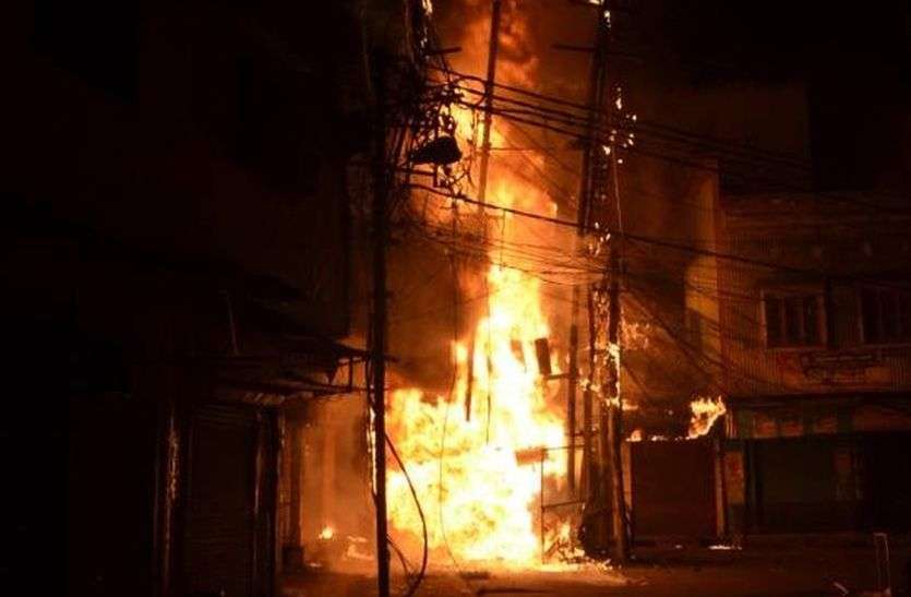 Transformers burned due to overload of electricity in sikar यहां ट्रांसफार्मरों में कई दिनों से अपने आप ही लग रही है आग, लोगों में दहशत का माहौल !