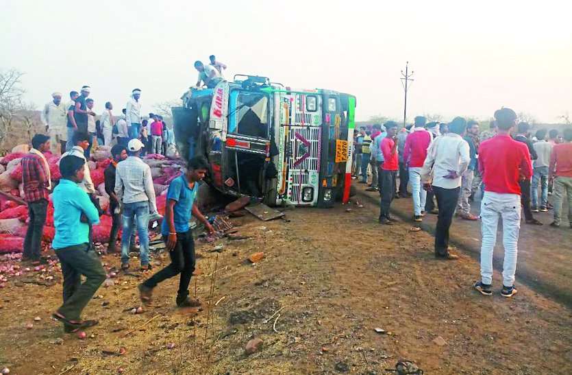 road accident सड़क किनारे जा रहे एक्टिवा सवार युवक पर गिरा ट्रक