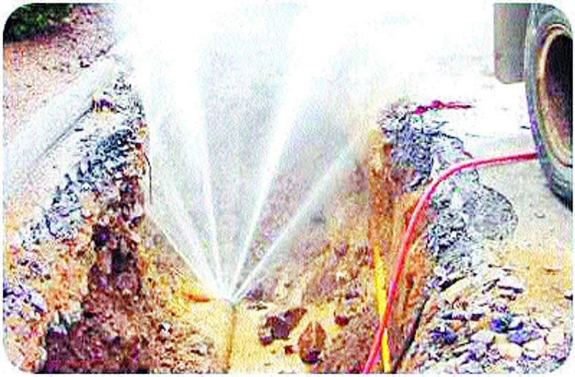 रिसाव बना पेयजल आपूर्ति में बाधा रिसाव बना पेयजल आपूर्ति में बाधा