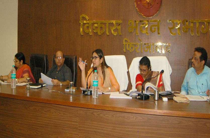 DM Neha Sharma डीएम नेहा शर्मा ने की विकास कार्यों की समीक्षा, अधिकारियों को दिए ये निर्देश