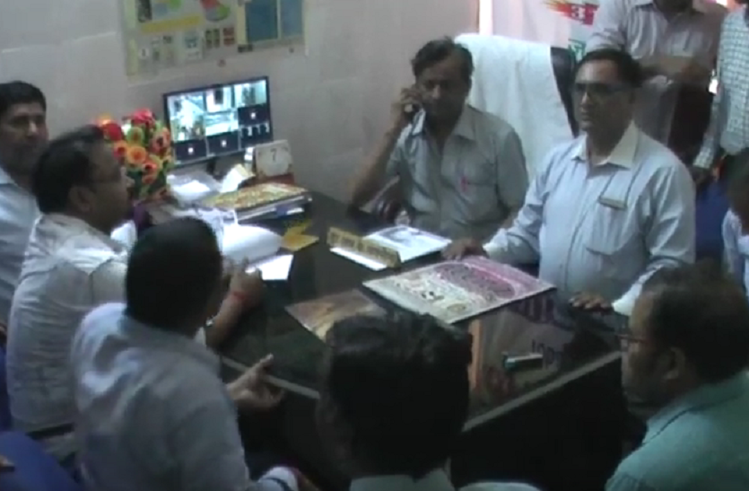 Doctors refuse to job work for two days डाक्टरों ने दो दिन के लिए किया कार्य वहिष्कार, मरीजों को हो रही काफी दिक्कत