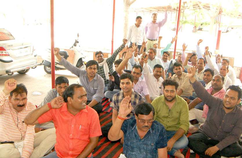 strike तीन सूत्रीय मांगों को लेकर अनिश्चित कालीन हड़ताल पर गए ग्राम पंचायत व ग्राम विकास अधिकारी