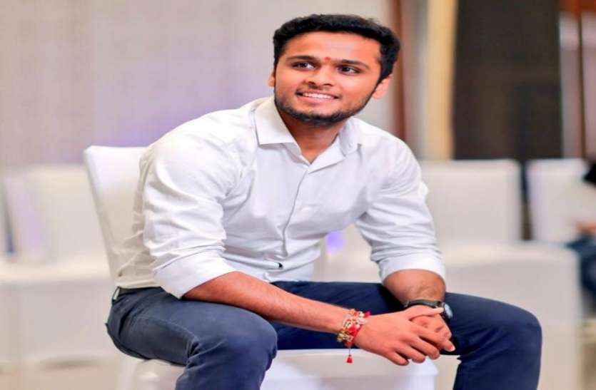 Hitarth Dholakia अरबपति के बेटे का चौंकाने वाला कारनामा, भारत के हर युवा को दे गया सीख