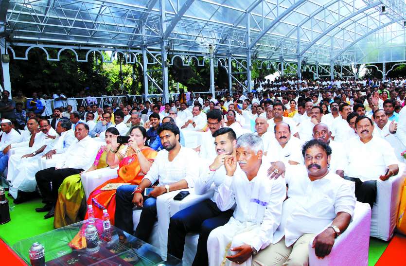 karnataka जद-एस के विधायक एच. विश्वनाथ को अब भी आस
