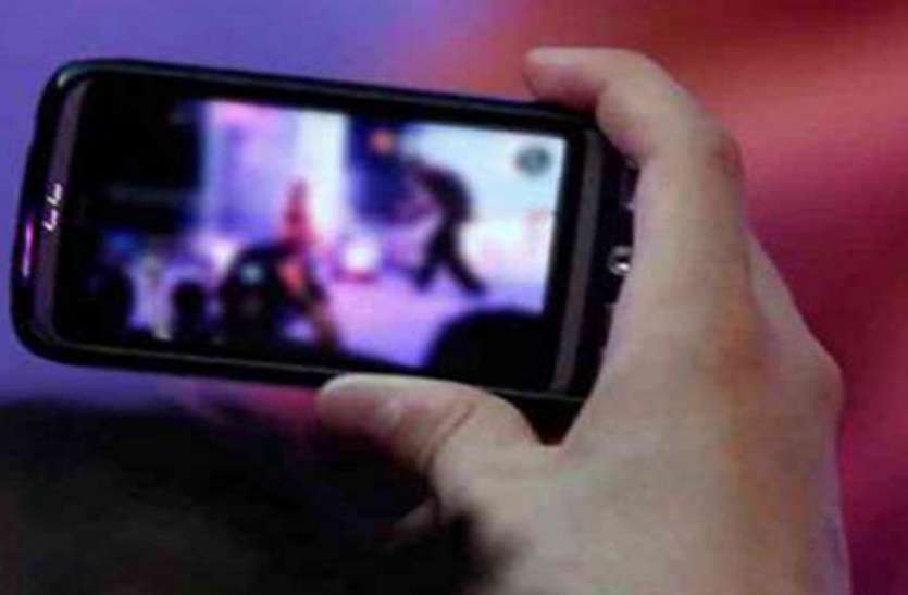 objectionable video of young lady महिला कर रही थी यह काम और युवक ने बना लिया वीडियो, फिर मच गया हंगामा