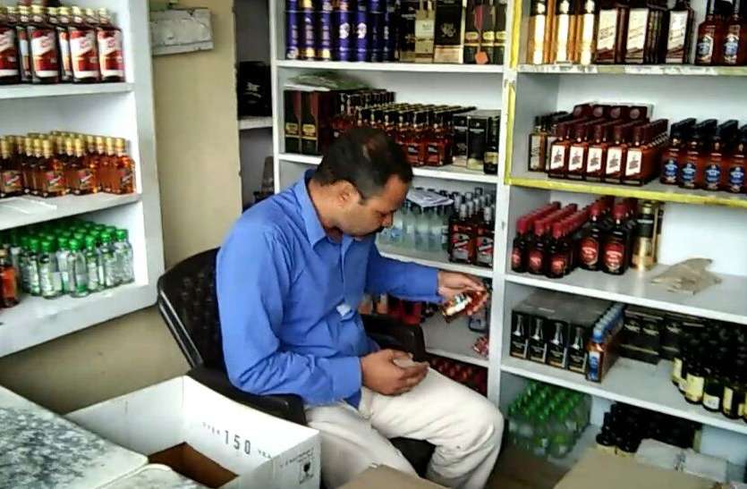 Over rate wine selling in alwar in presence of excise officer अलवर में आबकारी अधिकारी की मौजूदगी में ठेके पर हो रहा ऐसा काम, जानकर आपको भी नहीं होगा यकीन