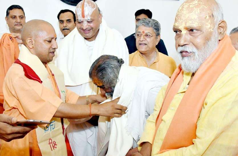 yogi adityanath राम मंदिर के मसले पर भाजपा से रूठे साधु-संत, योगी आदित्यनाथ को मिली मनाने की जिम्मेदारी