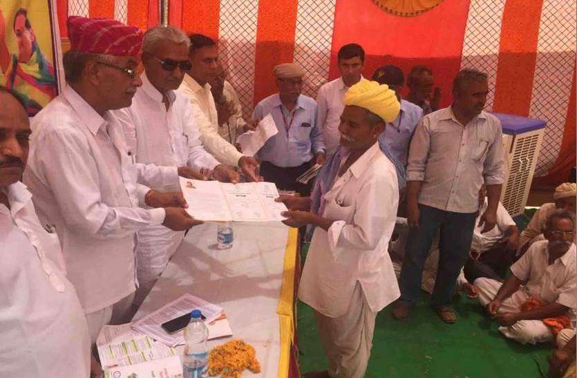 Distribution of Certificates of Debt Waiver in denok कर्ज माफी का प्रमाण पत्र पाकर खिल गए किसानों के चेहरे