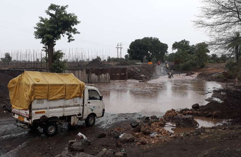 seoni गर्मी में बारिश से हाइवे पर जाम, उफान पर नदी-नाले, गिरे मकान