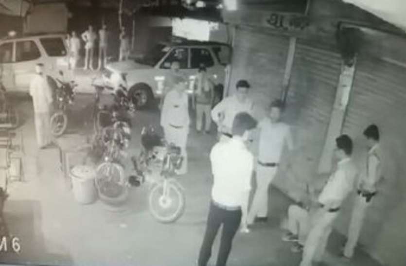 news जिस SDM ने फरियादी को गिरेबां पकड़कर लात घूंसों से पीटा था, गुस्साई भीड़ ने उसे कमरे में मूंदा, पुलिस ने ताला तोड़कर निकाला बाहर