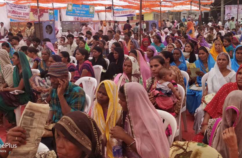 news हितग्राहियों को वितरित किए पट्टे