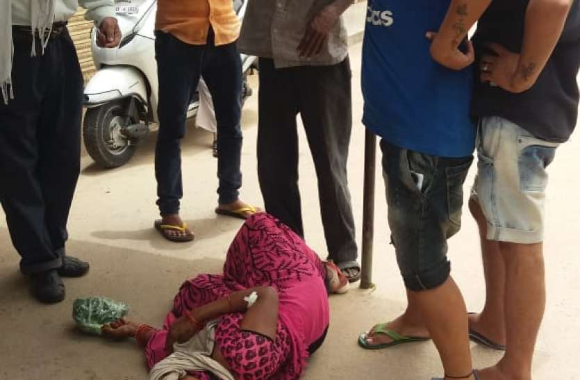 chhatarpur जिला अस्पताल में मरीजों सुरक्षा से खिलवाड़, महिला मरीज को परिसर के बाहर तक खदेड़ा