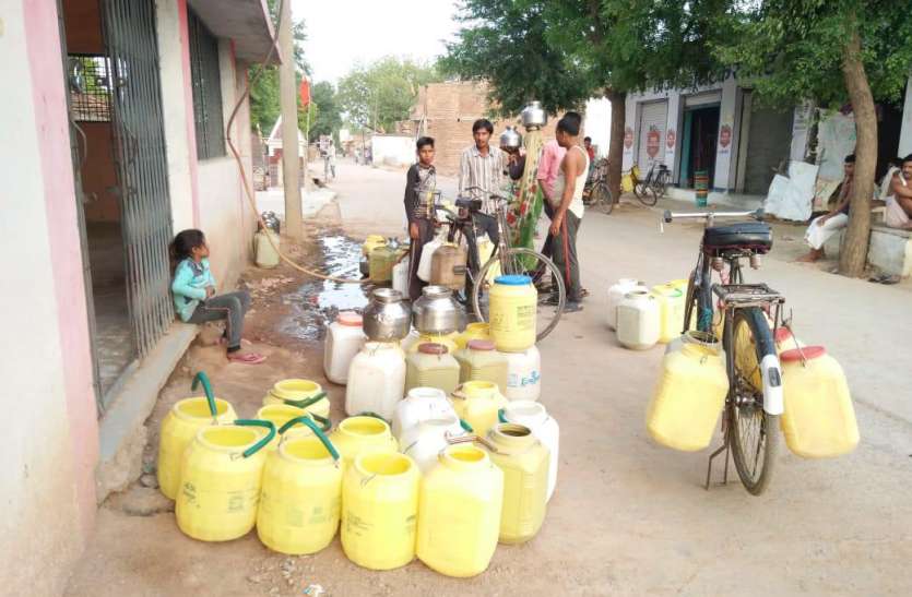 Chhatarpur नदी किनारे बसा गांव प्यासा, बूंद-बूंद पानी को तरस रहे लोग