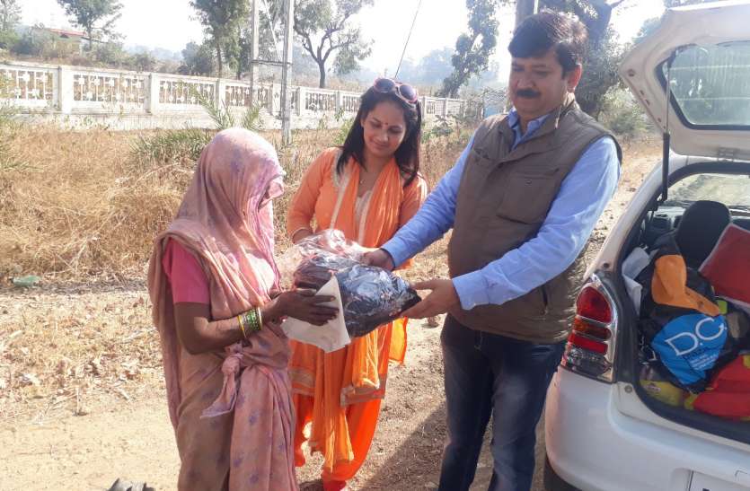 Chhatarpur कोई भूखा न रहे इसलिए शादी-पार्टियों का बचा खाना बांटने निकल पड़ते हैं रात में