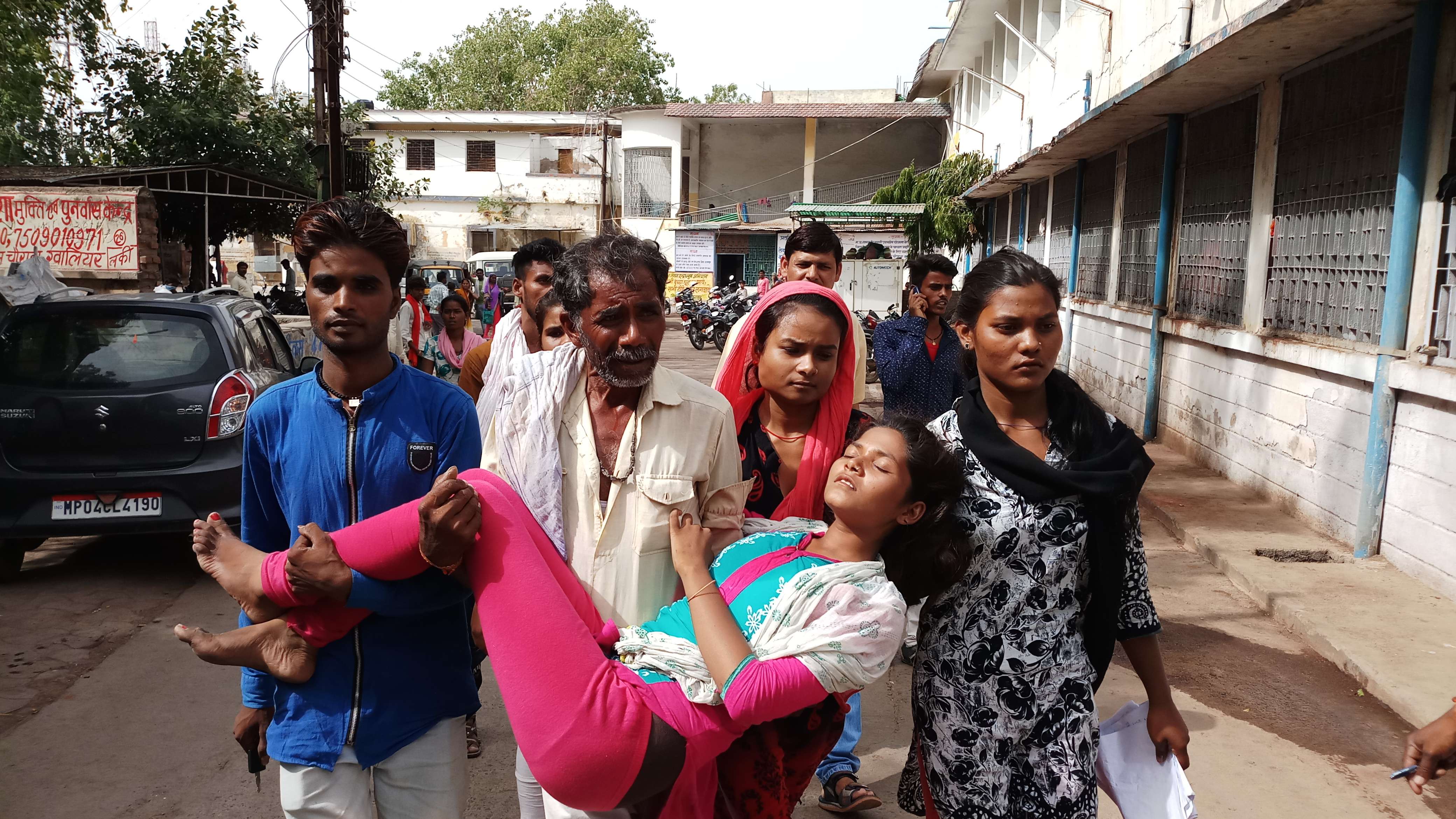 आदिवासी बालिकाओं ने किया कलेक्ट्रेट का घेराव