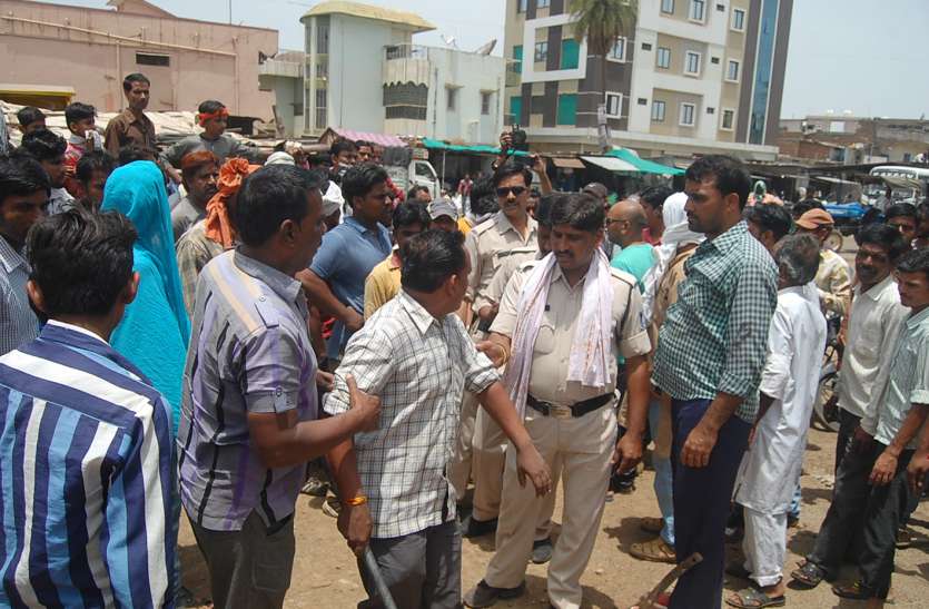 busstand बस स्टेंड की गुमठियों पर चली जेसीबी, दुकानदारों का हंगामा