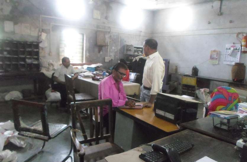 Post office in Jagger Bhawan डाकघर भवन की छत से टपकता है पानी, दीवारों में आई सीलन