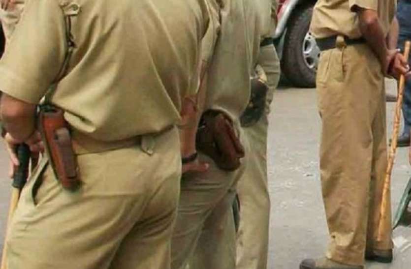 Police प्रतापगढ़ में दिन दहाड़े दुकान में घुसकर गोली मारने के बाद बवाल मामले में नौ पर मुकदमा