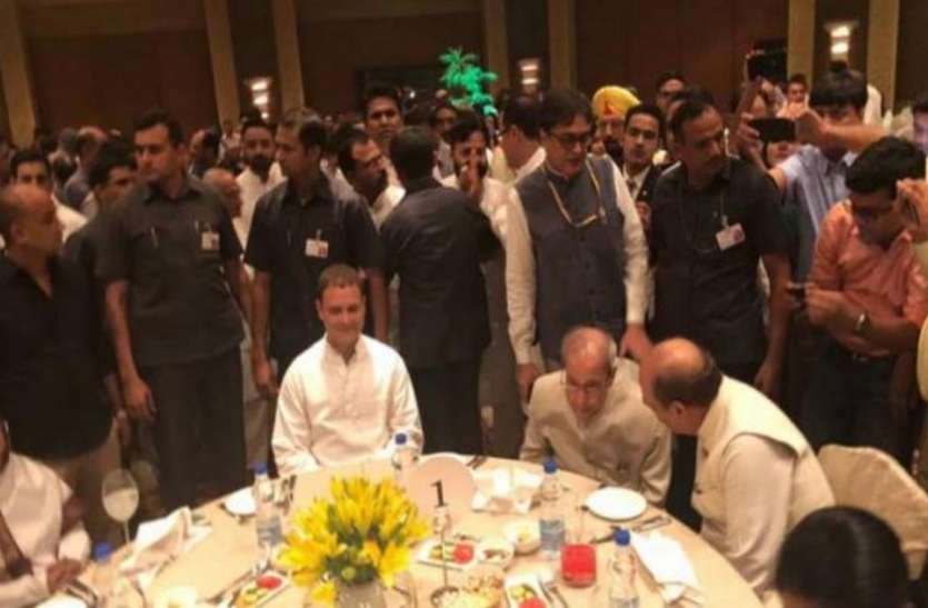 राहुल गांधी की इफ्तार पार्टी राहुल की इफ्तार पॉलिटिक्स: प्रणब, प्रतिभा, हामिद अंसारी, मनमोहन समेत विपक्ष के कई दिग्गज नेता शामिल