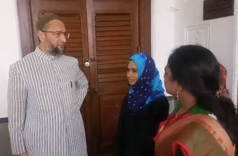 reshma with mp Asad Owaisi भूखे पेट जाती थी कॉलेज, सरकारी कॉलेजों में तेलंगाना में प्रथम आई रेशमा,असद ओवैसी से की मुलाकात