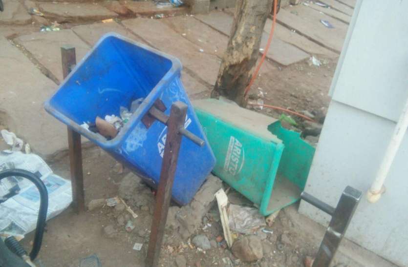 news स्वच्छता सर्वे के बाद डस्टबीन टूटे, गंदगी फैली