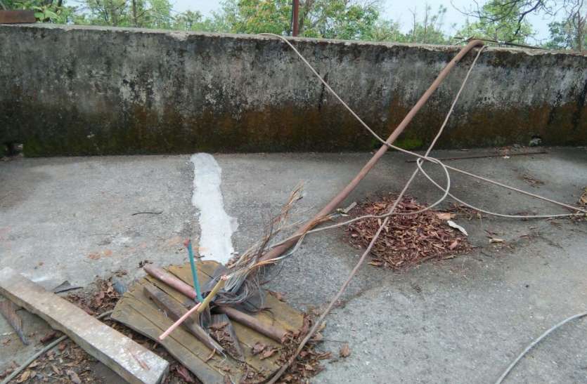 Masked bog cut cables with tawa-to mine तवा-टू खदान से नकाबपोश बदमाश काट ले गए केबल