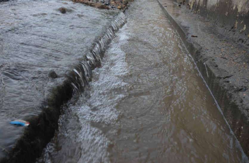 Break the Drinking Water Line in bhilwara राजस्थान के इस शहर में नाले उफान पर, सड़के लबालब, घर के बाहर ताल तलैया, कारण जान आप भी चौक जाएंगे
