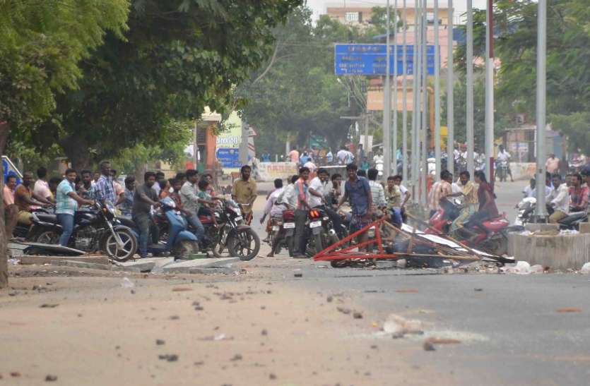 Those who saved the policemen, they beat them with sticks जिन्होंने पुलिसकर्मियों को बचाया, उन्हीं को लाठियों से पीट डाला