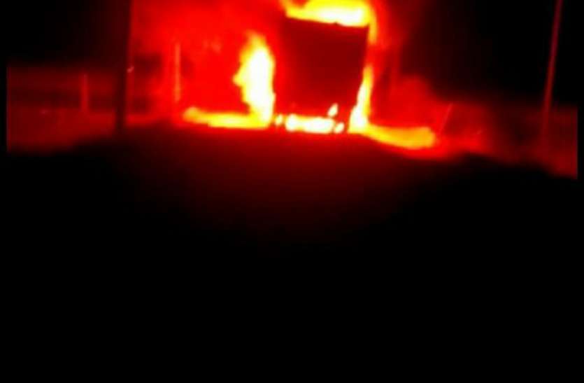 Dumper crushed youth, villagers fired 12 dumper in hoshangaabd डंपर में जिंदा जल गया कंडेक्टर, ग्रामीणों का गुस्सा देख पुलिस भी लौटी, देखें वीडियो